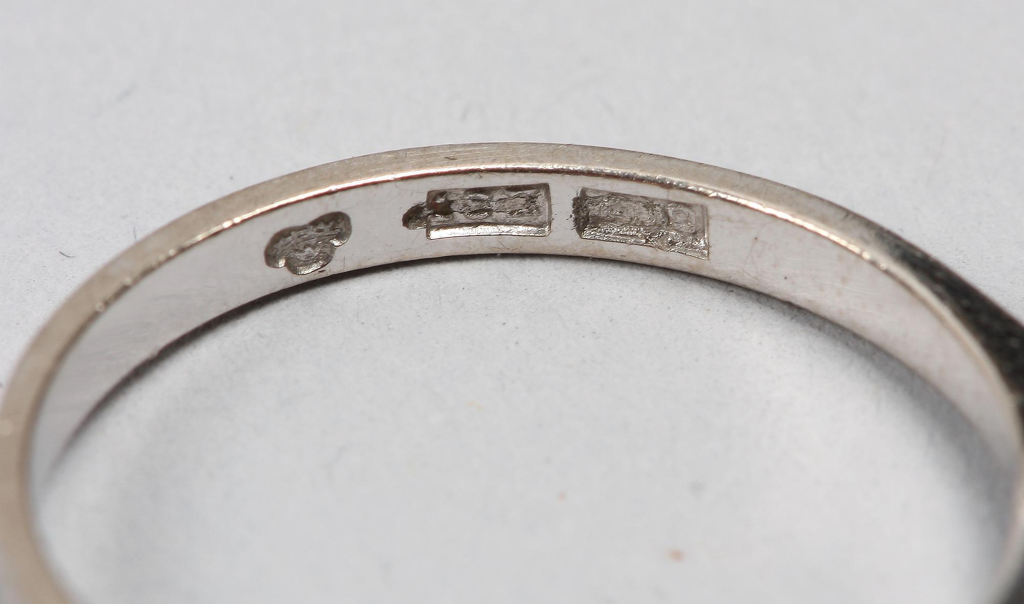 RING, 18 k vitguld, briljantslipad diamant, 0,07 ct enligt gravyr.