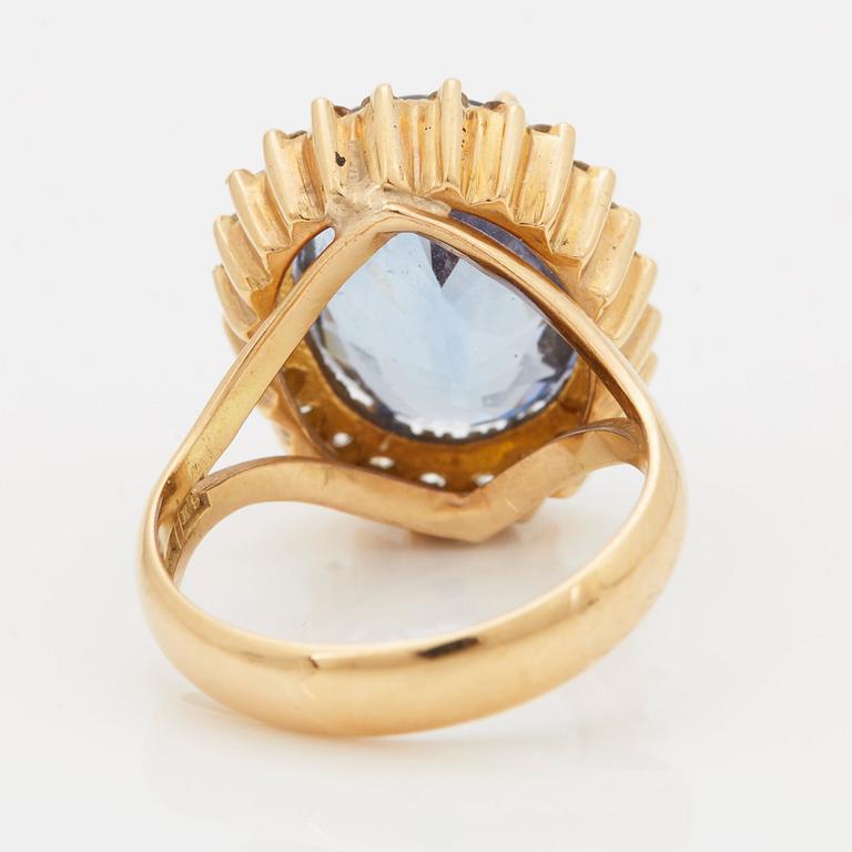 A RING set with a faceted sapphire.