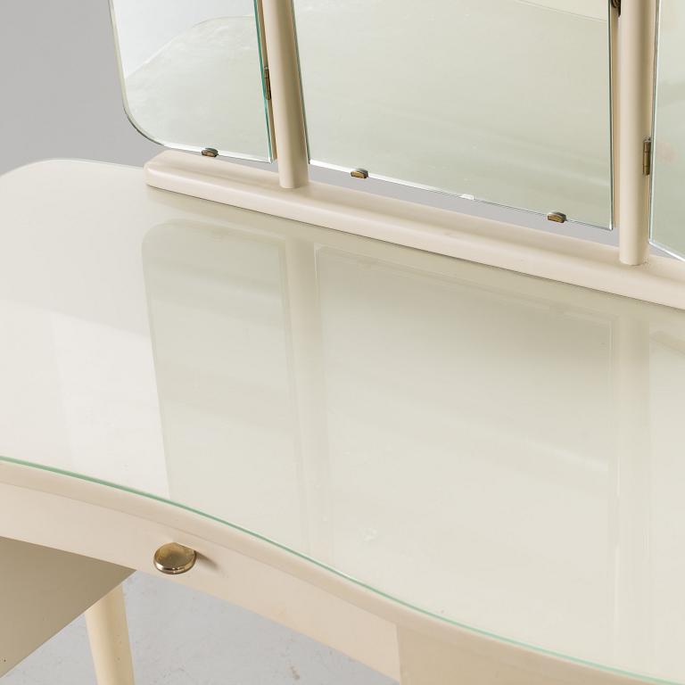 A DRESSING TABLE, STOOL AND A PAIR OF BEDSIDE TABLES, second half of the 20th century.