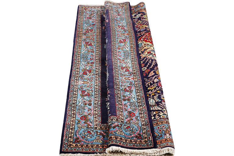 A carpet, Sarouk, ca 255 x 155 cm.