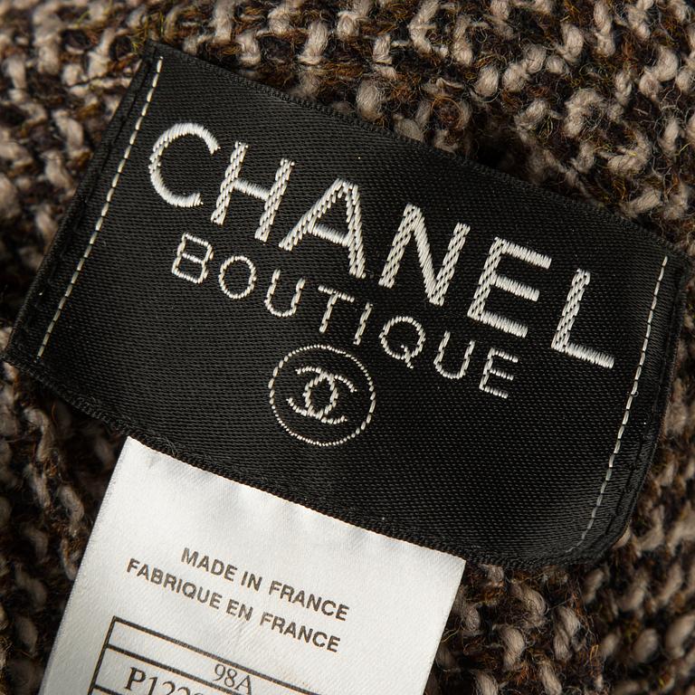 A TWO PIECE CHANEL SUIT, size 38 (FR).