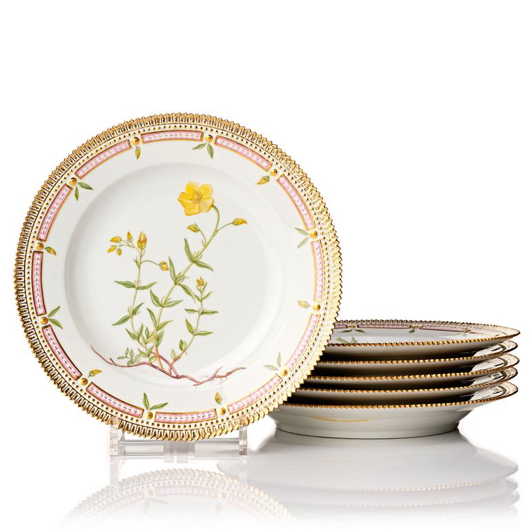 A set of six Royal Copenhagen 'Flora Danica' dinner plates, Denmark, 20th Century.