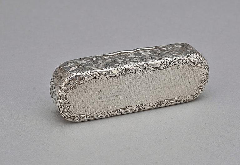 SNUSDOSA, silver, trol Edward Smith, Birmingham, England, 1844. Vikt 65.