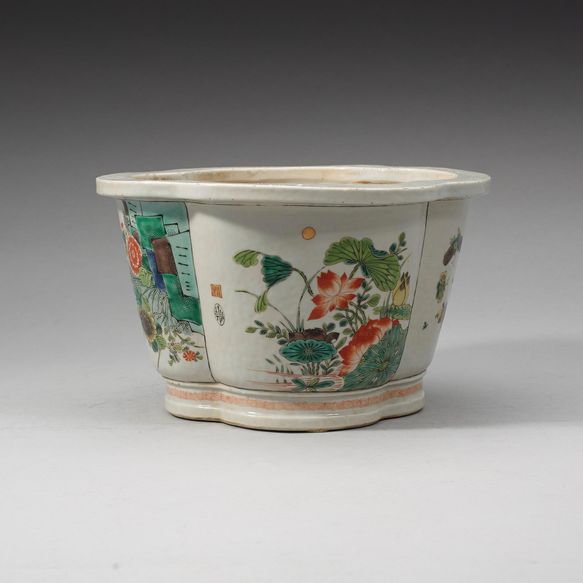 A famille verte flower pot, Qing dynasty, 19th Century.