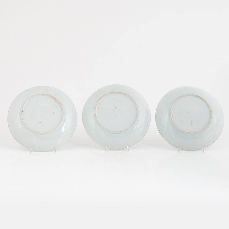 Skålfat, tre stycken samt skålar, två stycken, porslin, Kina, Qingdynastin, Qianlong (1736-95).