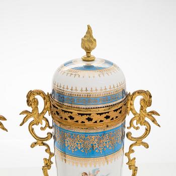 Prakturnor, ett par, porslin och mässing, sent 1800-tal.