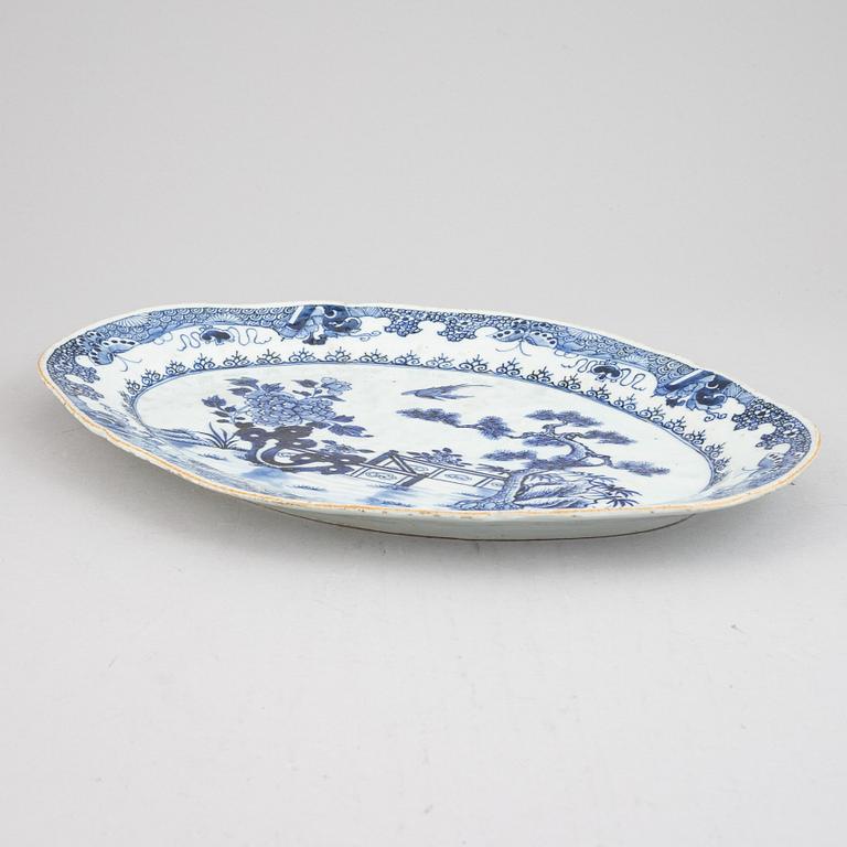 A Chinese blue and white serving dish, Qing Dynasty, Qianlong (1736-1795).