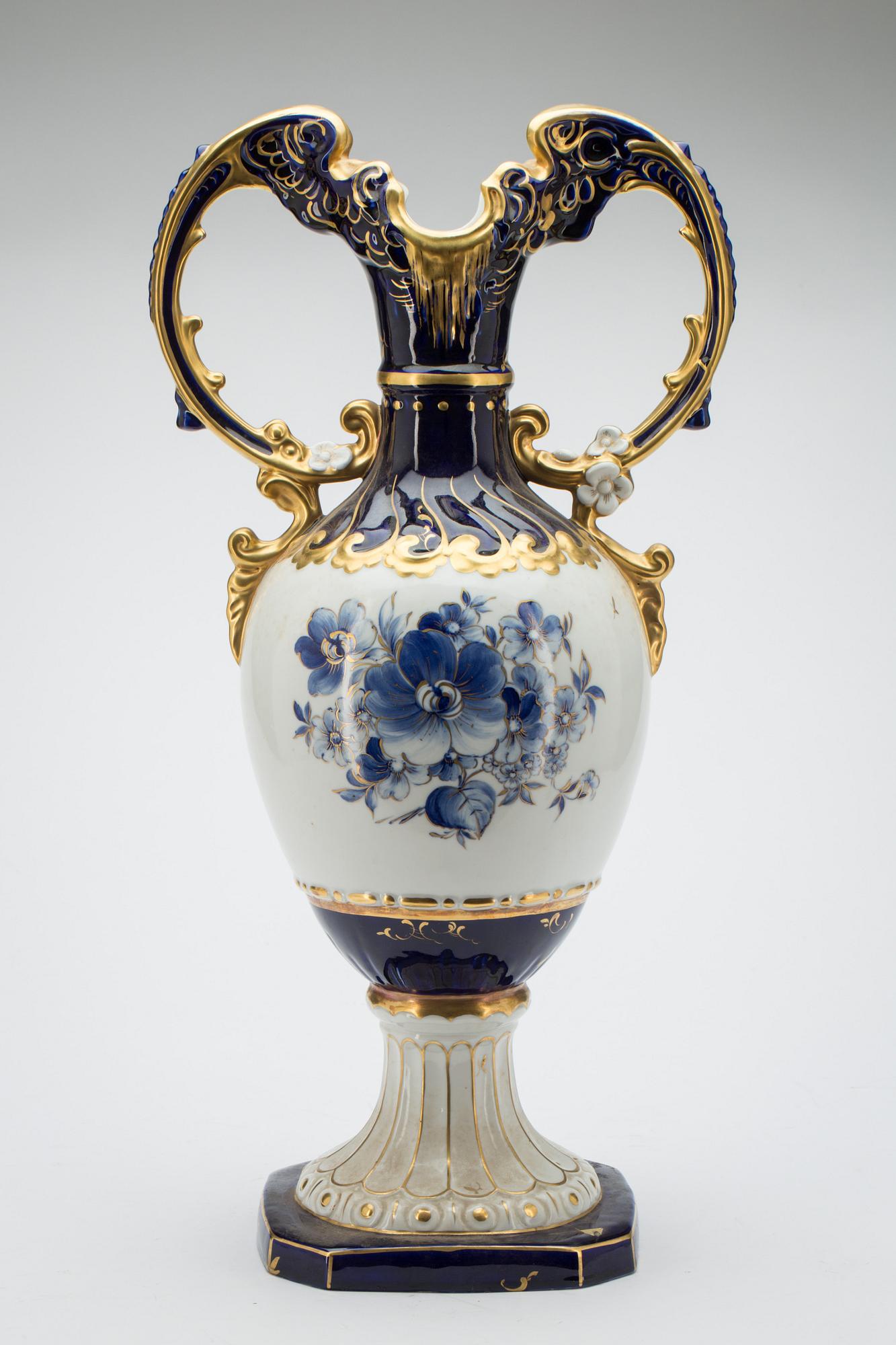 GOLVURNA, porslin, Royal Dux. 1900-tal.