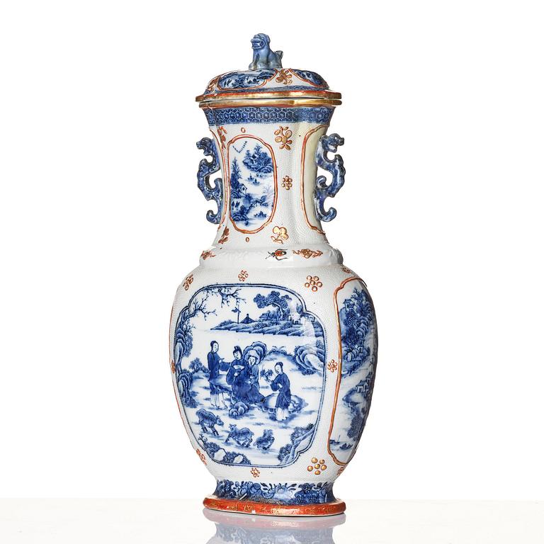 An elegant blue and white Chinese Export porcelain vase with cover, Qing dynasty, Qianlong (1736-95).