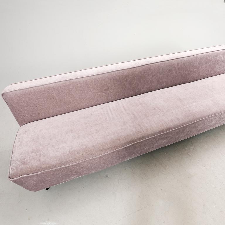 An 2021 sofa Modern Line' by Greta Magnusson Grossman, produced by Gubi.