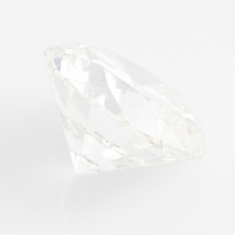 Rund briljantslipad diamant.