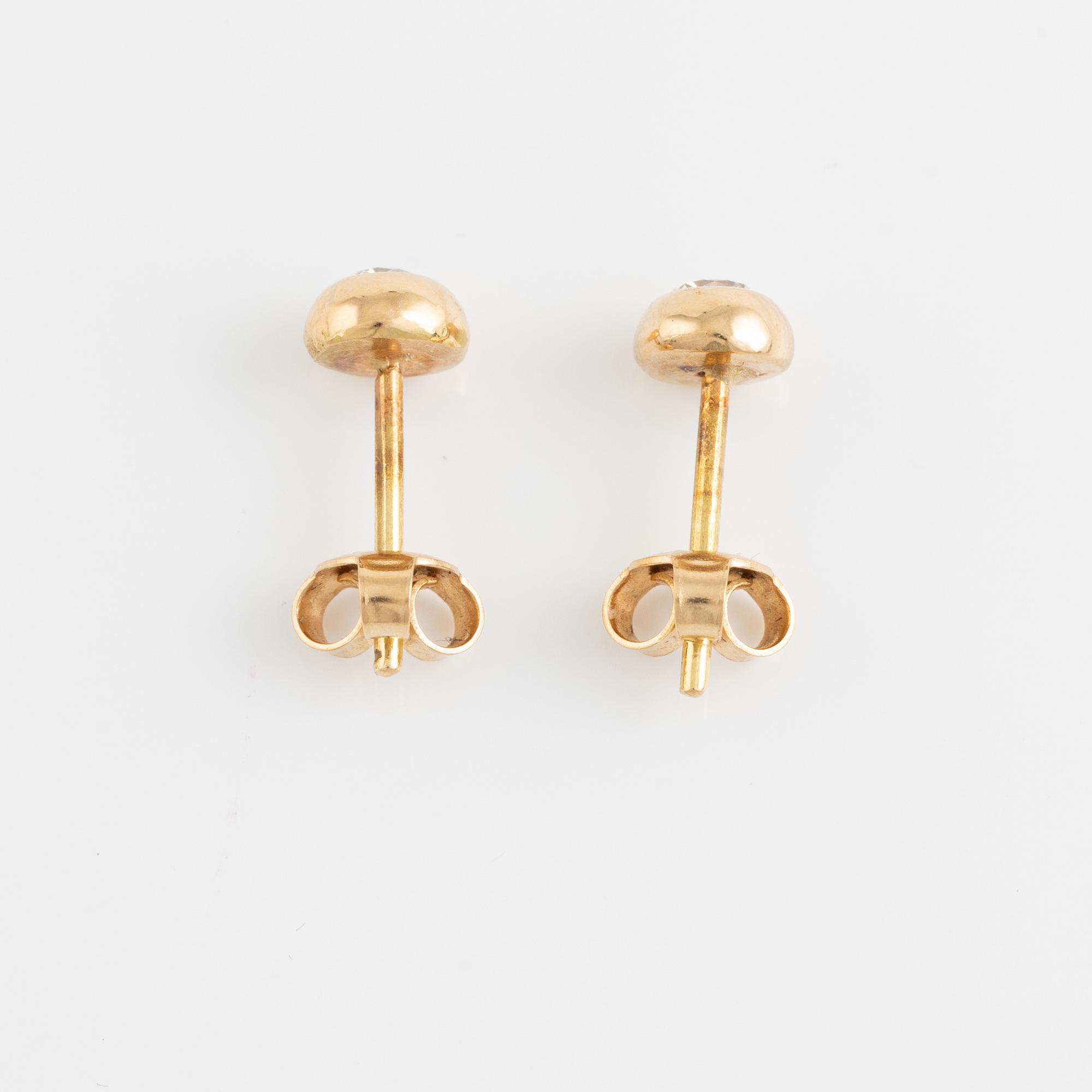 Brilliant cut diamond earrings.