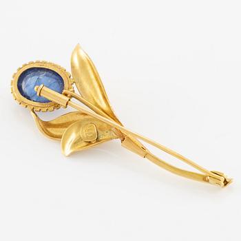 Brosch, 18K guld i form av blomma med cabochonslipad safir.