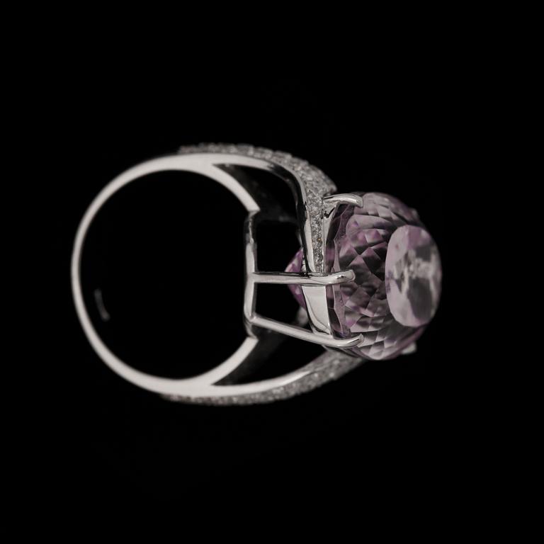 A kunzit ring, 22 cts. set with brilliant cut diamonds tot. 1.28 ct.