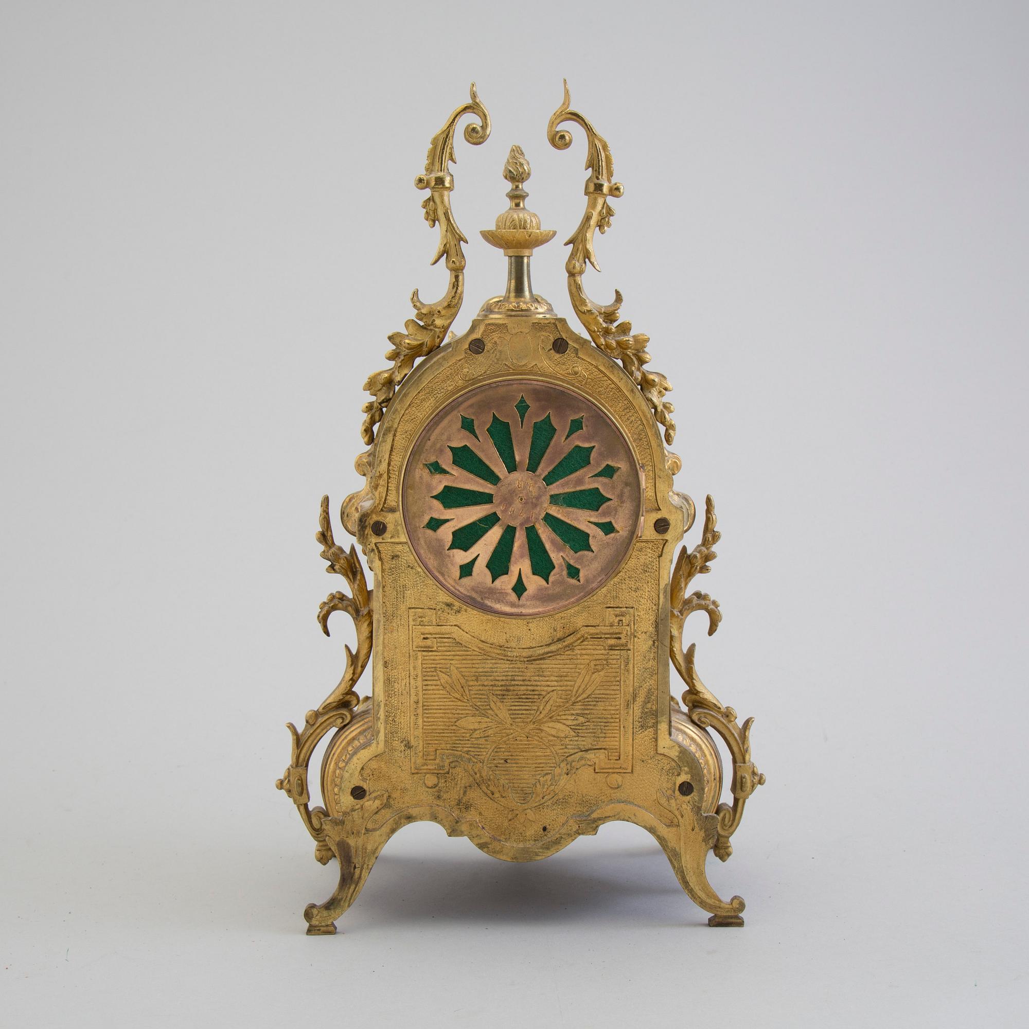 A circa 1900 pendulum clock.