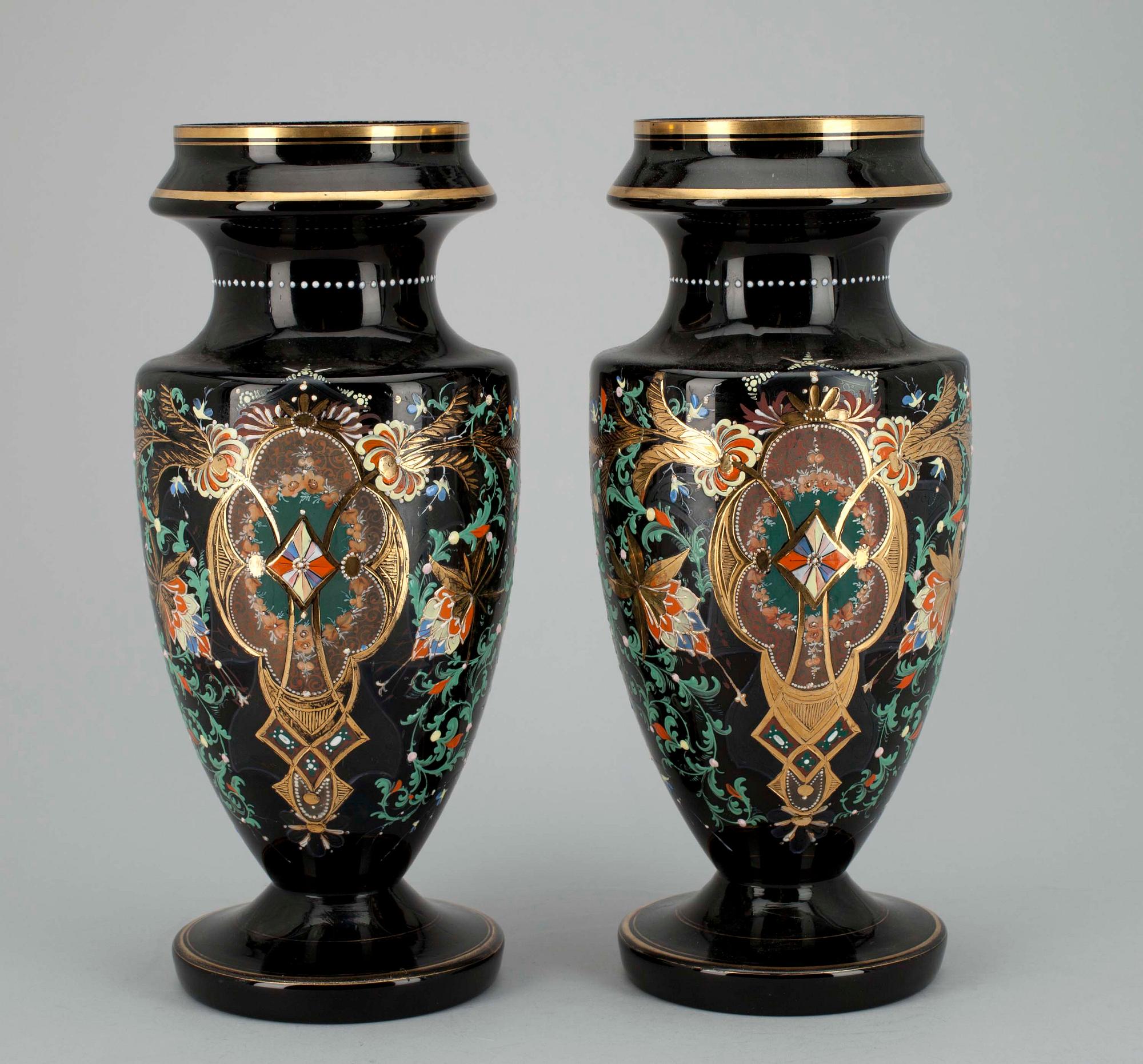 URNOR, ett par, glas och emalj, England, 1900-tal.