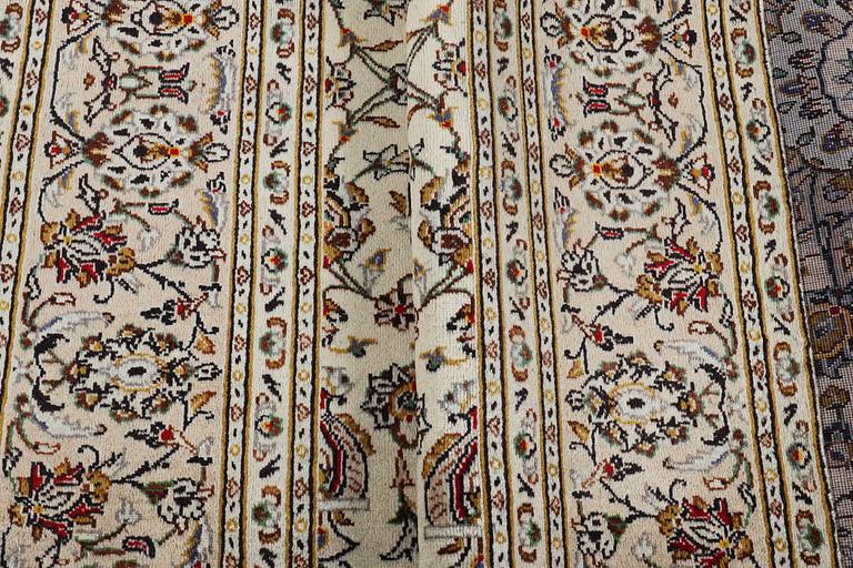 A carpet, Kashan, ca 289 x 188 cm.