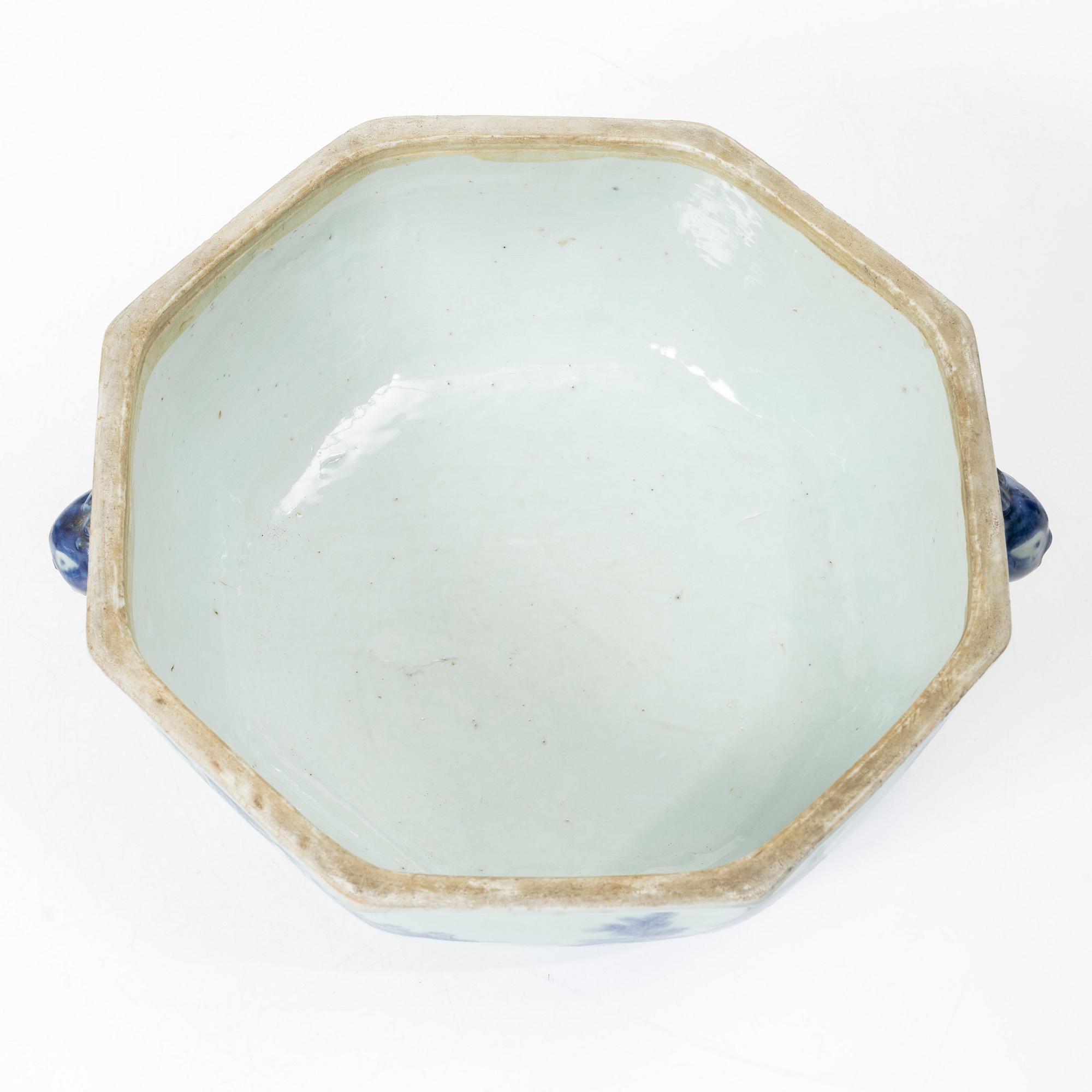 Terrin med lock, kompaniporslin, Kina, Qingdynastin, Qianlong (1736-95).