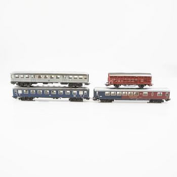 Märklin, 5 pcs. locomotives, including model 3052 and 3032, 10 cars of various models.