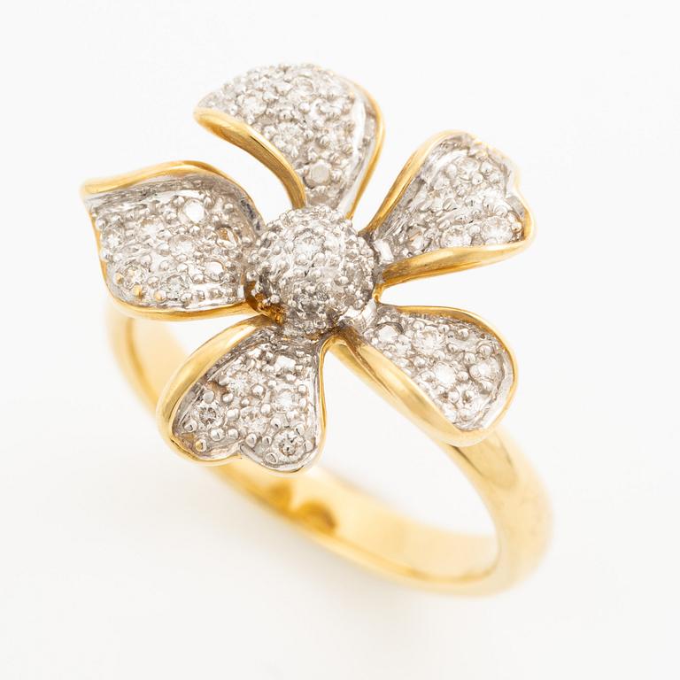 Ring i form av en blomma 18K guld med runda briljantslipade diamanter.