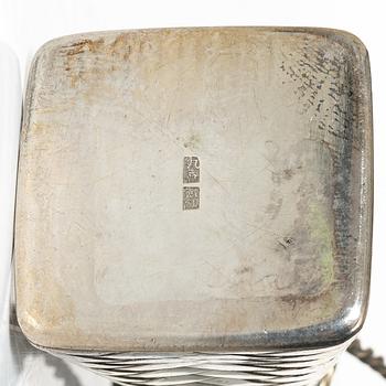 Saltkar / miniatyrer sju stycken, samt netsuke, delvis silver och buxbom, Japan, delvis Meiji (1868-1912).