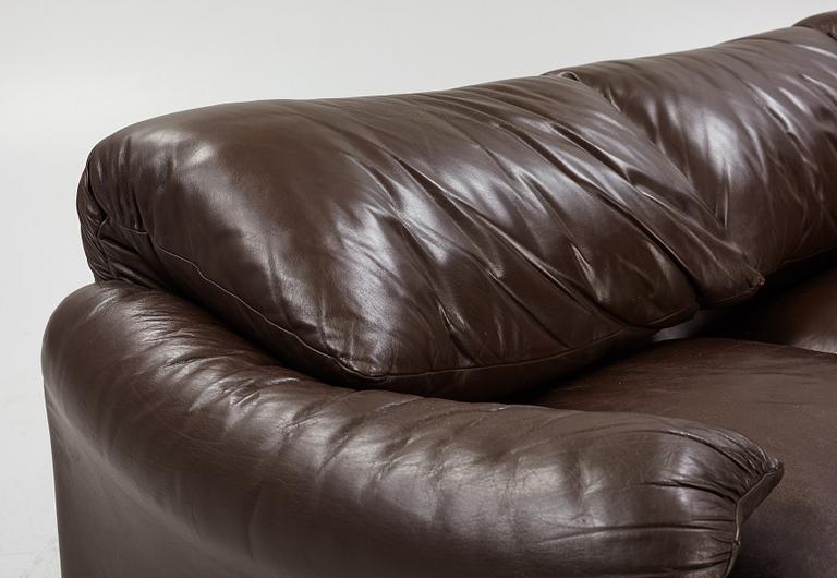 A Vico Magistretti leather sofa, "Maralunga" Cassina, Italy 20th century latter part.