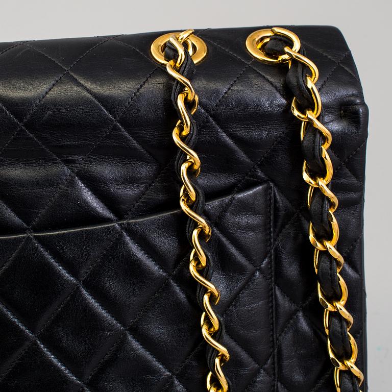 VÄSKA, "Timeless Classic Maxi Flap", Chanel.