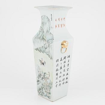 A Chinese porcelain vase, early 20th Century.