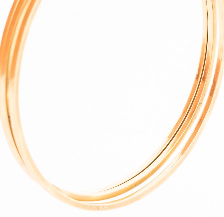 BANGLES, 3 identical, 18K gold,  inner circumference approx 19 cm, no opening mechanism.