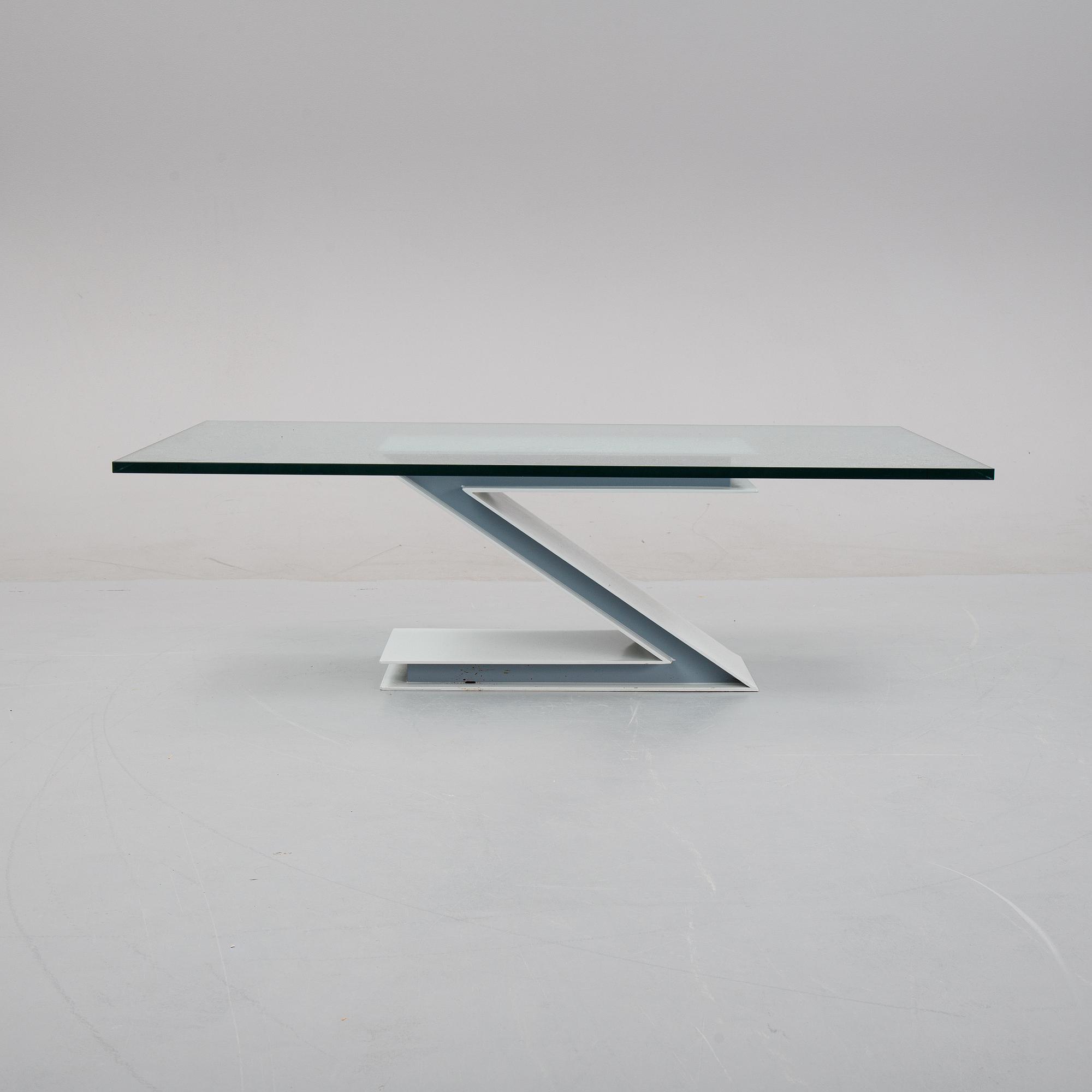 Soffbord, grålackerad metall och glas.