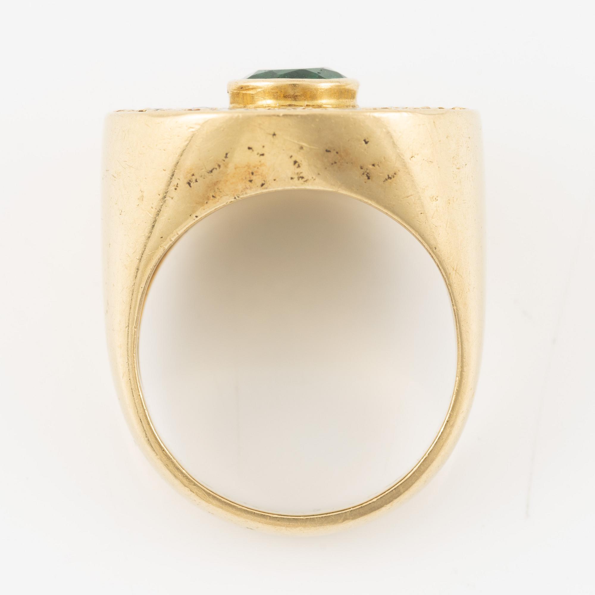 Ring, 18K gold with emerald and brilliant-cut diamonds.