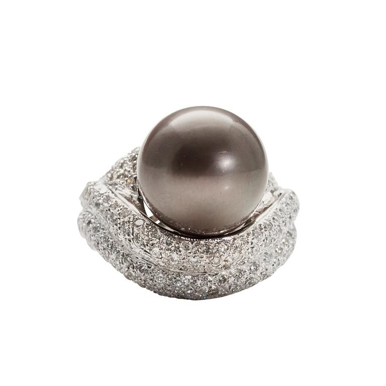 A RING, 18K white gold. Tahiti pearl 13 mm. Brilliant cut diamonds 246 pcs. c. 2.40 ct. Size 17-. Weight 17,9.