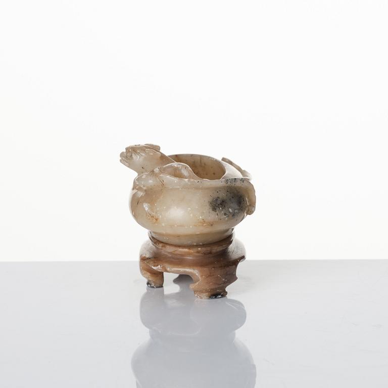 Penselbad soapstone, presentationsask för Hu Kaiwen med en målning signerad Lushu, sen Qingdynasti, 1900.