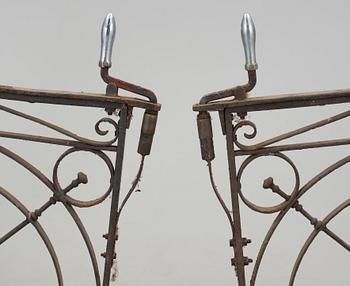 GRINDAR, ett par, smide, 1800/1900-tal.