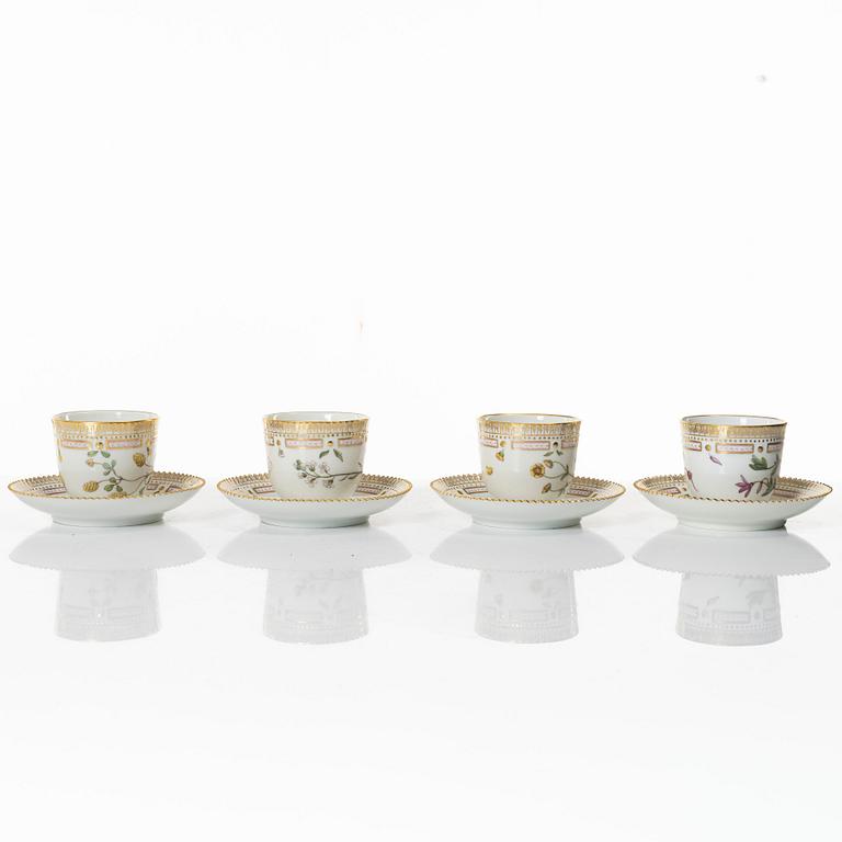 Kaffekoppar med fat, fyra stycken, porslin. 'Flora Danica', Royal Copenhagen, Danmark, 1900-tal.