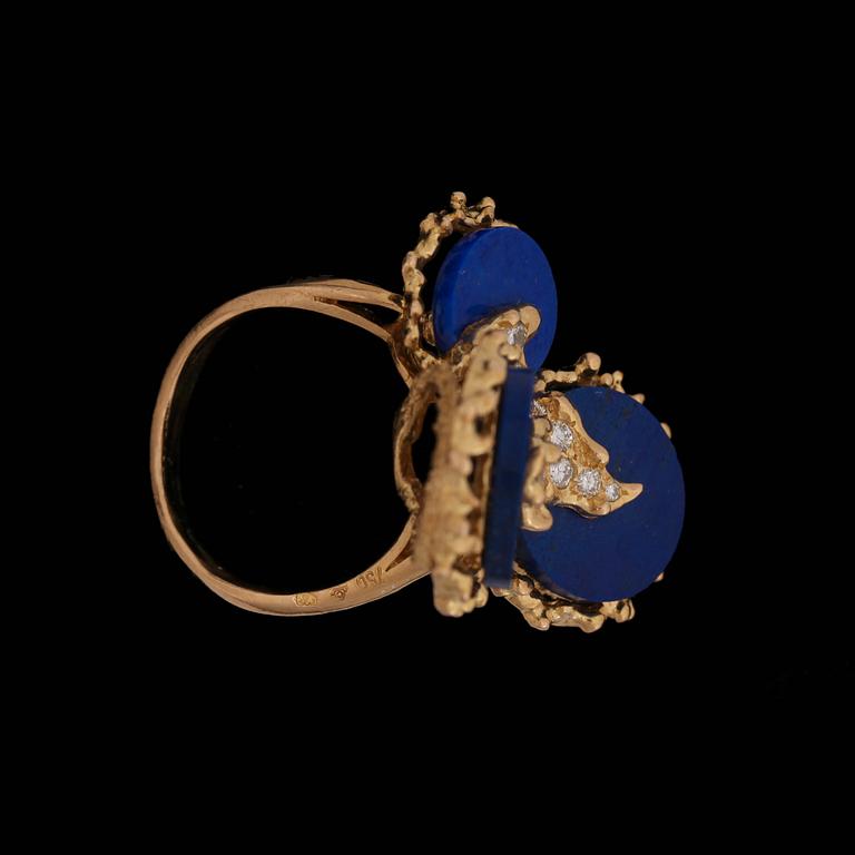 RING med lapis lasuli med briljantslipade diamanter, totalt ca  0.68 ct.