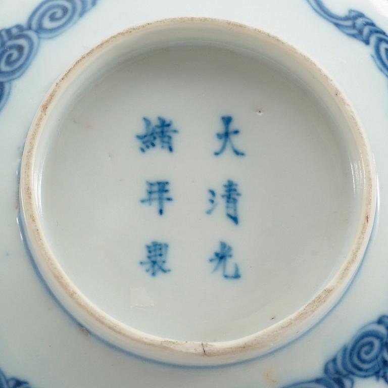 SKÅL, porslin. Sen Qing dynastin (1644-1912) med Guangxu sex karaktärers märke.