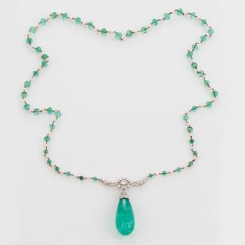 Collier med en droppformad smaragd mått ca 14.8 X 13.7 X 33.0 mm.