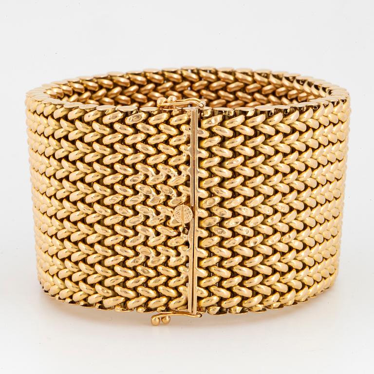 An 18K gold bracelet.