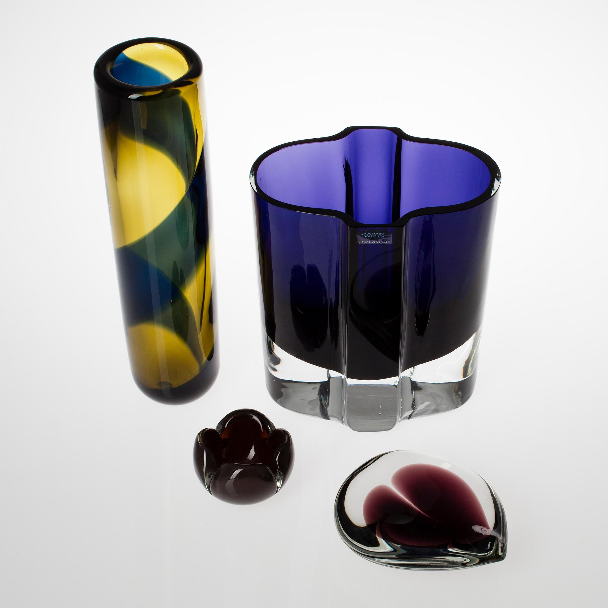 VASER, 2 st, och SKÅLAR, 2 st, glas, Jaakko Niemi, Notsjö 1900-talets senare hälft. En signerad.