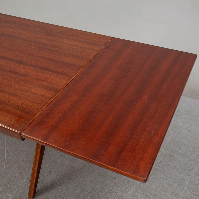 A mid 20th Century dinner table.