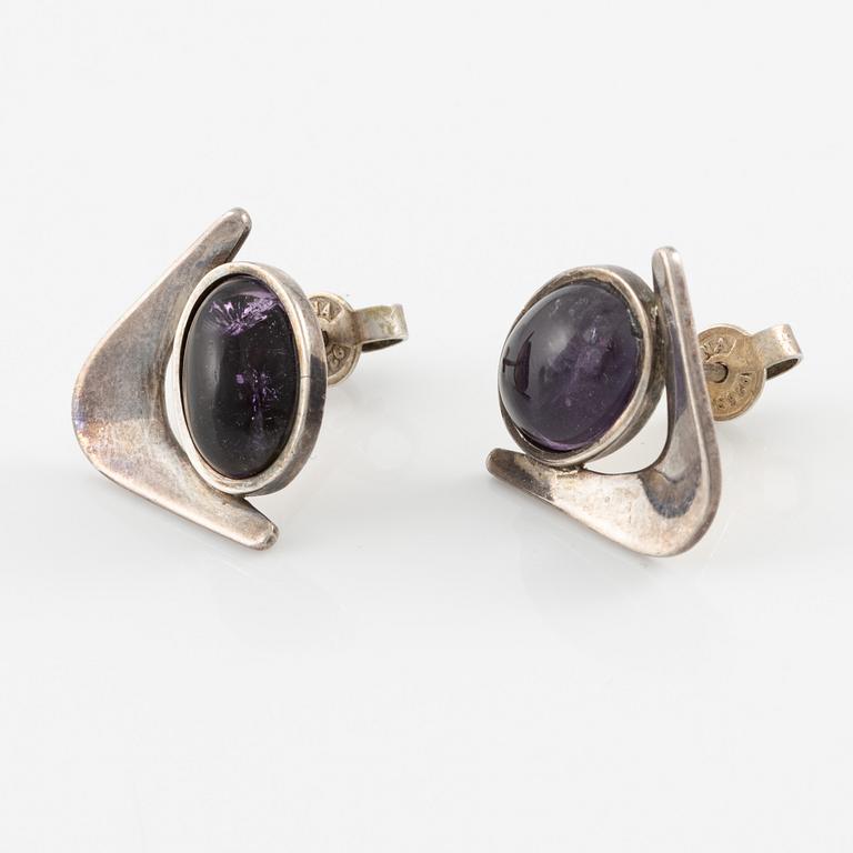 Jewellery set, silver with cabochon-cut amethysts, by Theresia Hvorslev, three pieces.