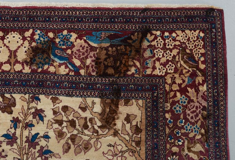 A RUG, a semi-antique Esfahan probably, figural, ca 214,5 x 137,5 cm.