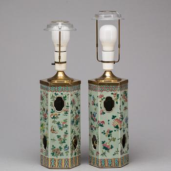 BORDSLAMPOR/PERUKVASER, porslin, Kina, 1800-talets slut.