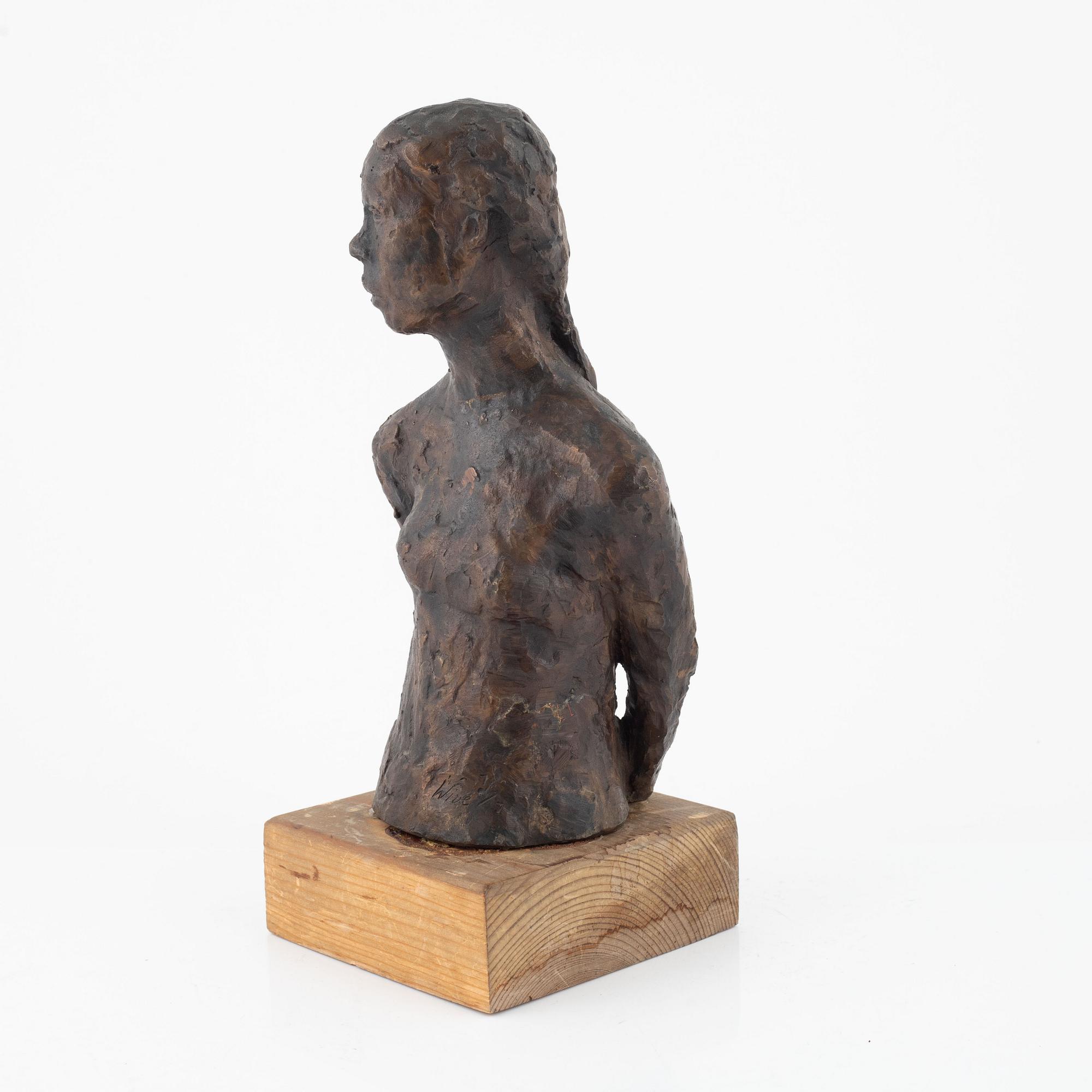 Kjell John Wive Larsson, Kvinna.