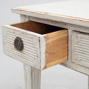 Skrivbord, sent 1800-tal, samt stol, "Odenslunda" från IKEAs 1700-talsserie, sent 1900-tal.
