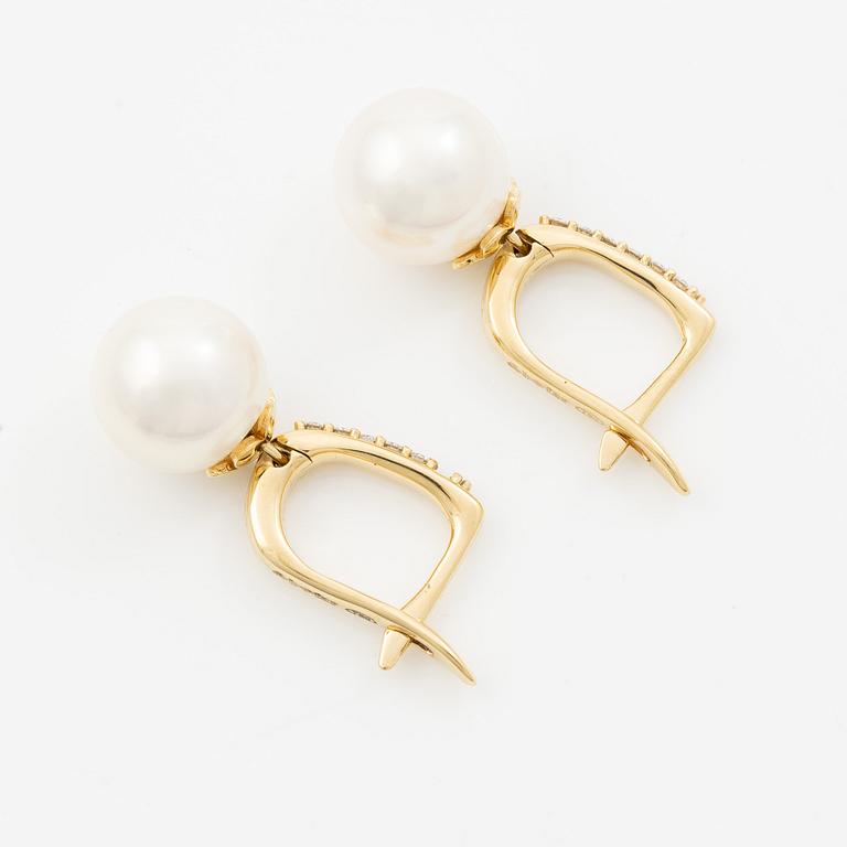 Earrings in 18K gold with cultured Akoya pearls and brilliant-cut diamonds.
