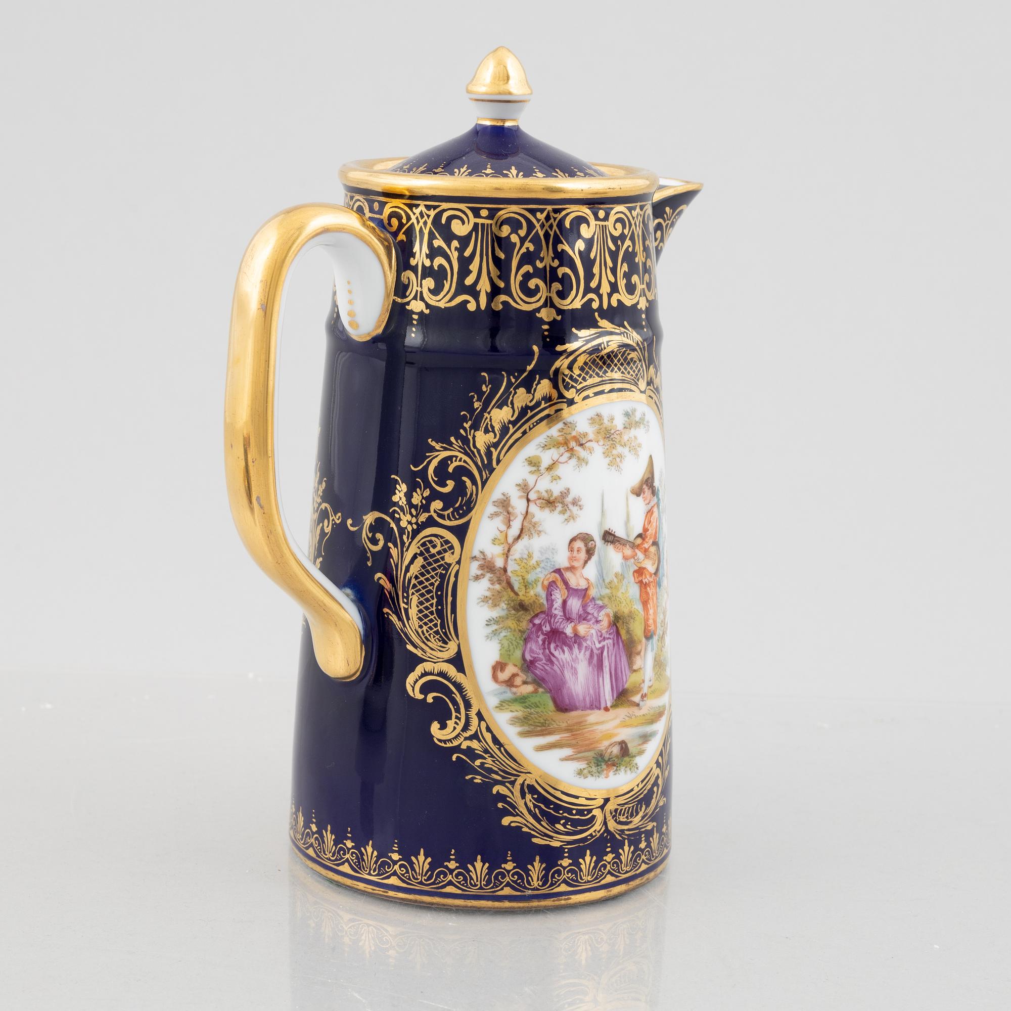 A porcelain coffee pot with a pair of cups with saucers, second half of the 19th century.