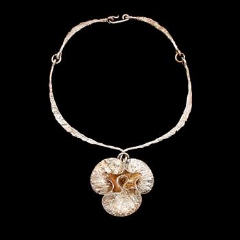COLLIER MED HÄNGE, sterlingsilver, Theresia Hvorslev,  MEMA, Lidköping 1972. Total vikt ca 83 g.