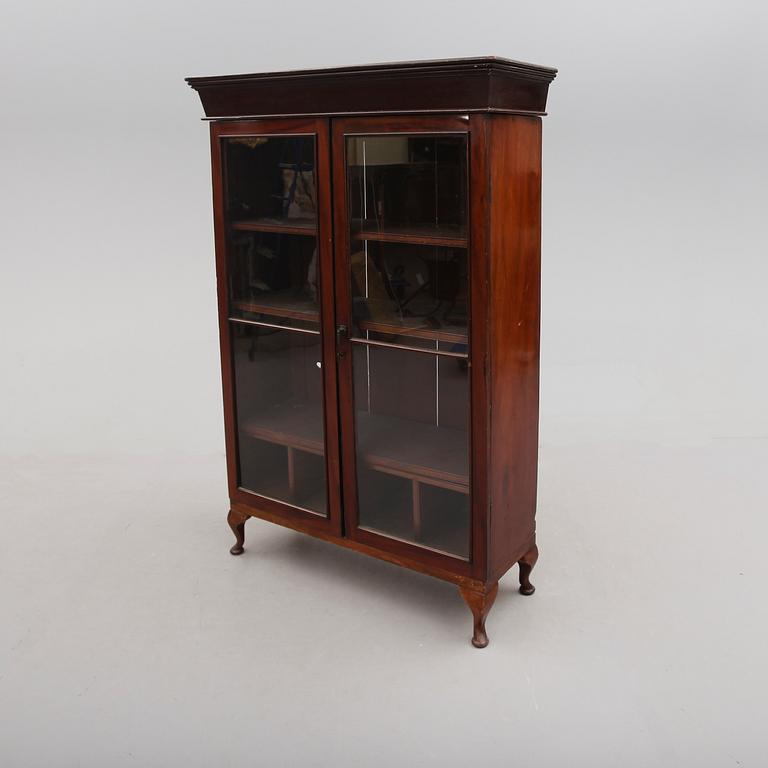 BOKSKÅP, England, 1900-talets första hälft.